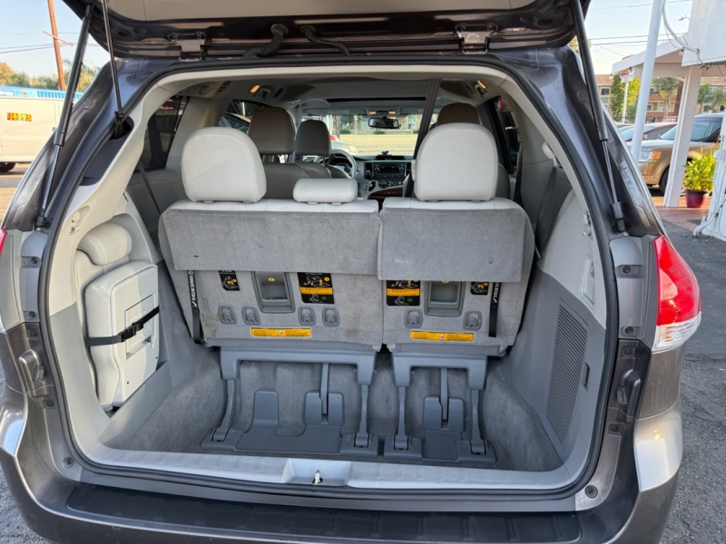2014 Toyota Sienna XLE photo 18