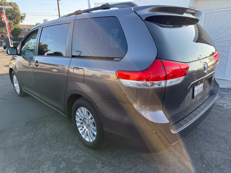 2014 Toyota Sienna XLE photo 8
