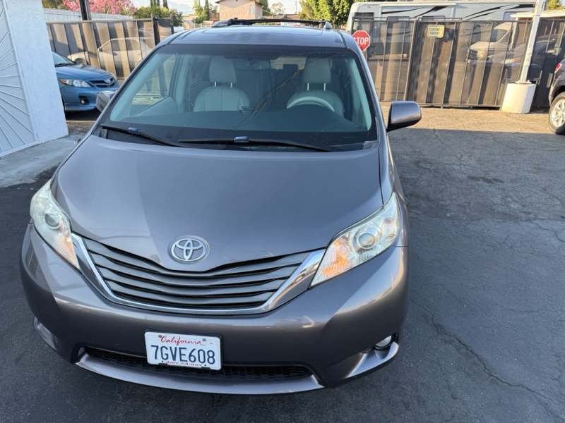 2014 Toyota Sienna XLE photo 3