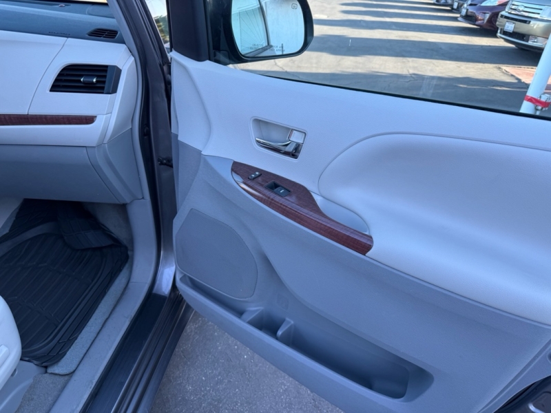 2014 Toyota Sienna XLE photo 28