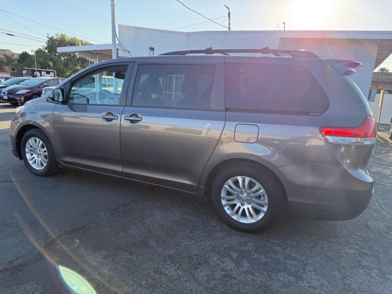 2014 Toyota Sienna XLE photo 9