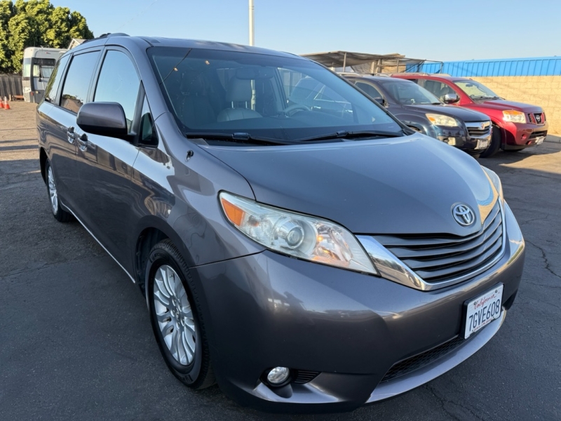2014 Toyota Sienna XLE photo 2