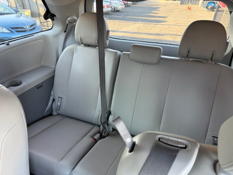 2014 Toyota Sienna XLE photo 15