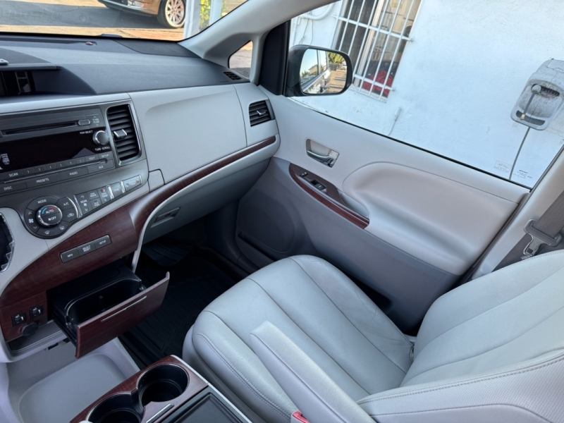 2014 Toyota Sienna XLE photo 17