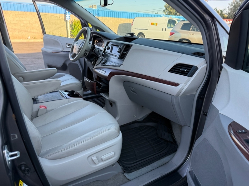 2014 Toyota Sienna XLE photo 22