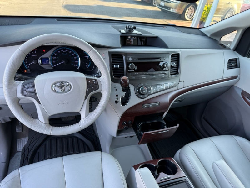 2014 Toyota Sienna XLE photo 16