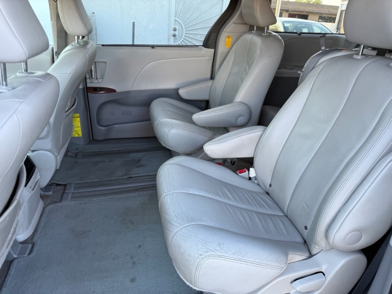 2014 Toyota Sienna XLE photo 14