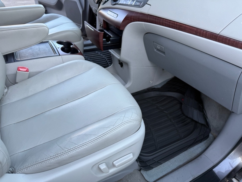 2014 Toyota Sienna XLE photo 24