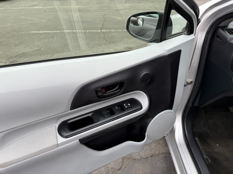 2012 Toyota Prius C One photo 10