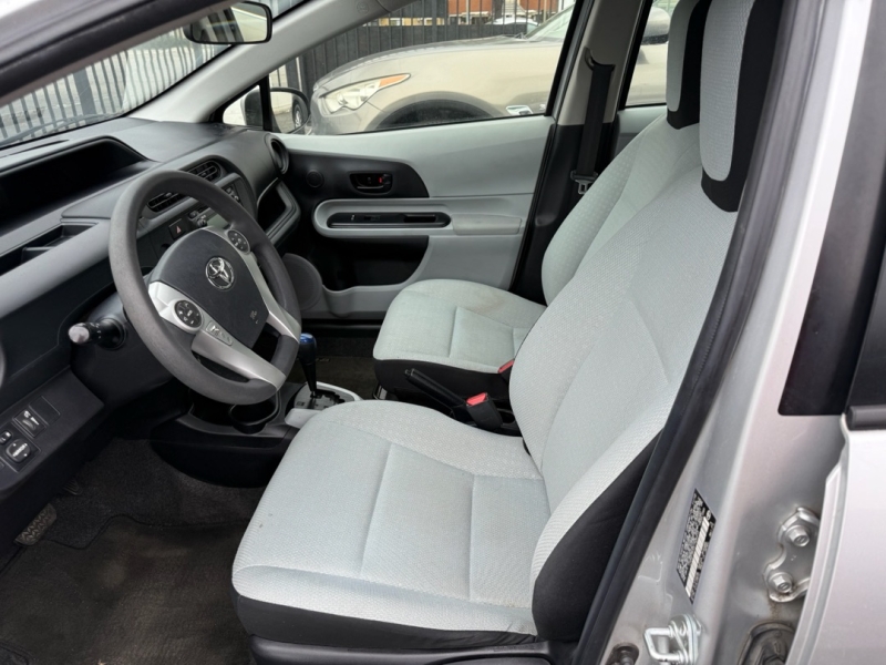 2012 Toyota Prius C One photo 8