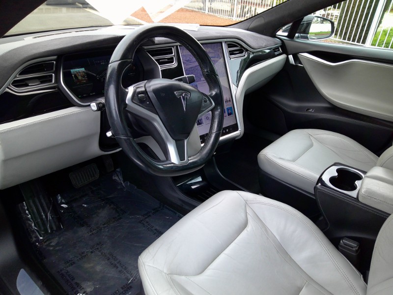 2015 Tesla Model S 70D photo 10