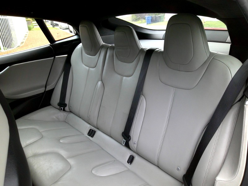 2015 Tesla Model S 70D photo 16
