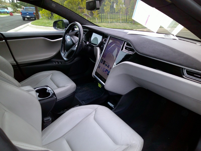 2015 Tesla Model S 70D photo 9