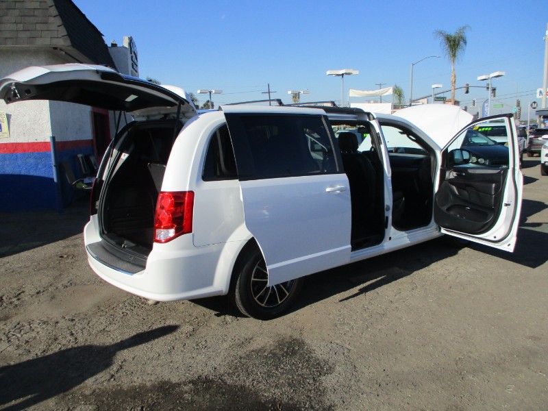large picture of 2018 Dodge Grand Caravan